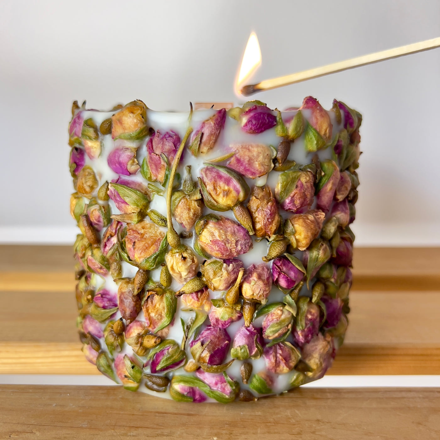 נר ניצני ורדים יצוק